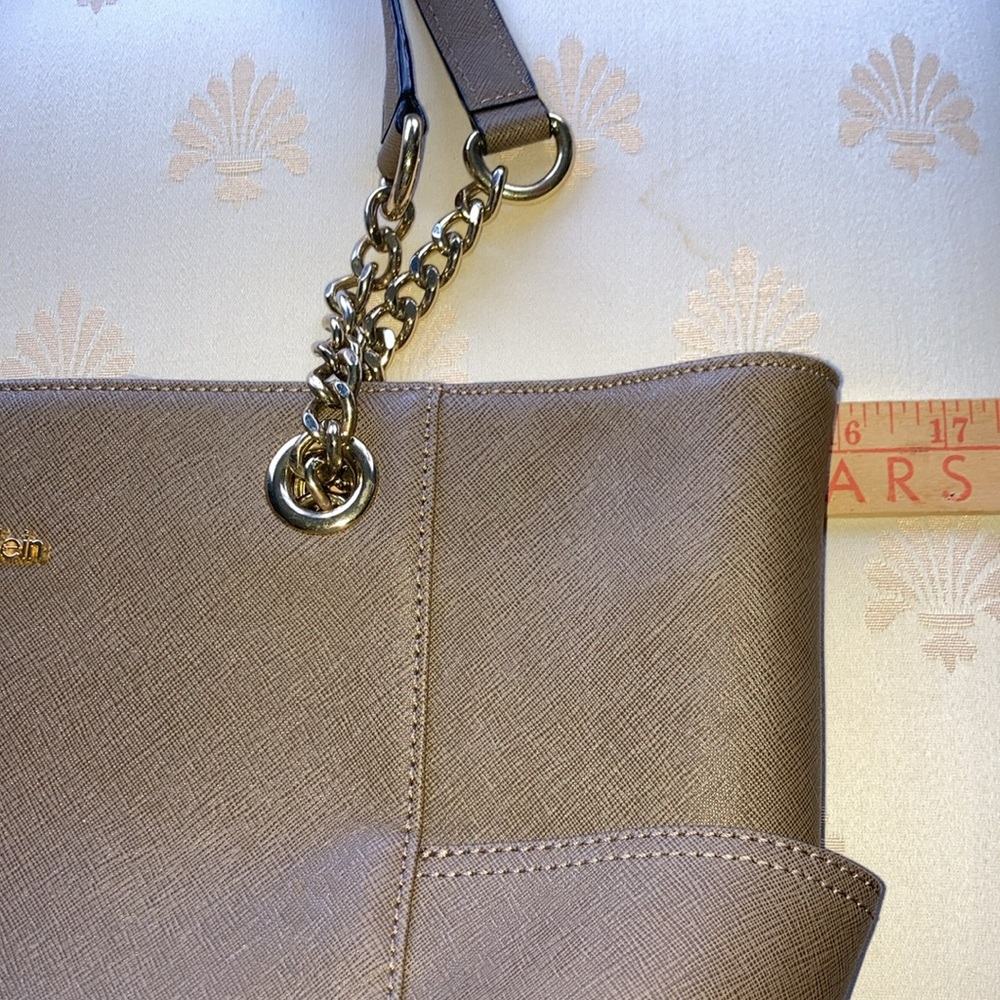 EUC CALVIN KLEIN large bag w/ big end pockets, gt hardware, snap close $78 - Picture 3 of 13